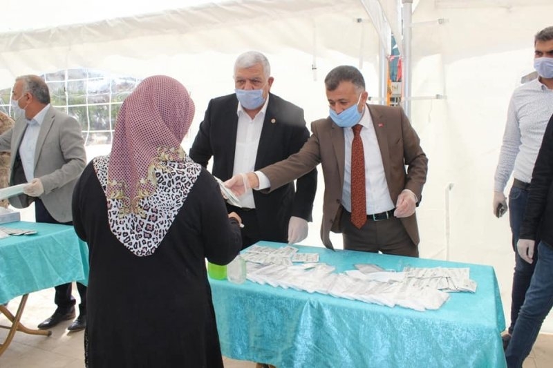 Başkanımız Korona virüsüyle mücadele kapsamında halkımıza bizzat maske dağıtımı yaptı